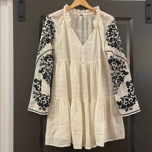 FREE PEOPLE gauzy, lightweight 
Bell sleeves, beautiful embroidery